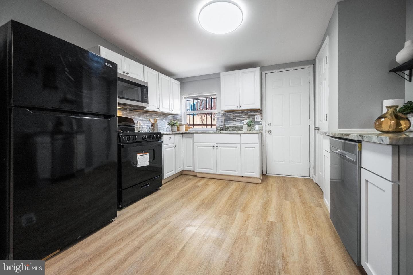 1028 W Cross Street photo 5