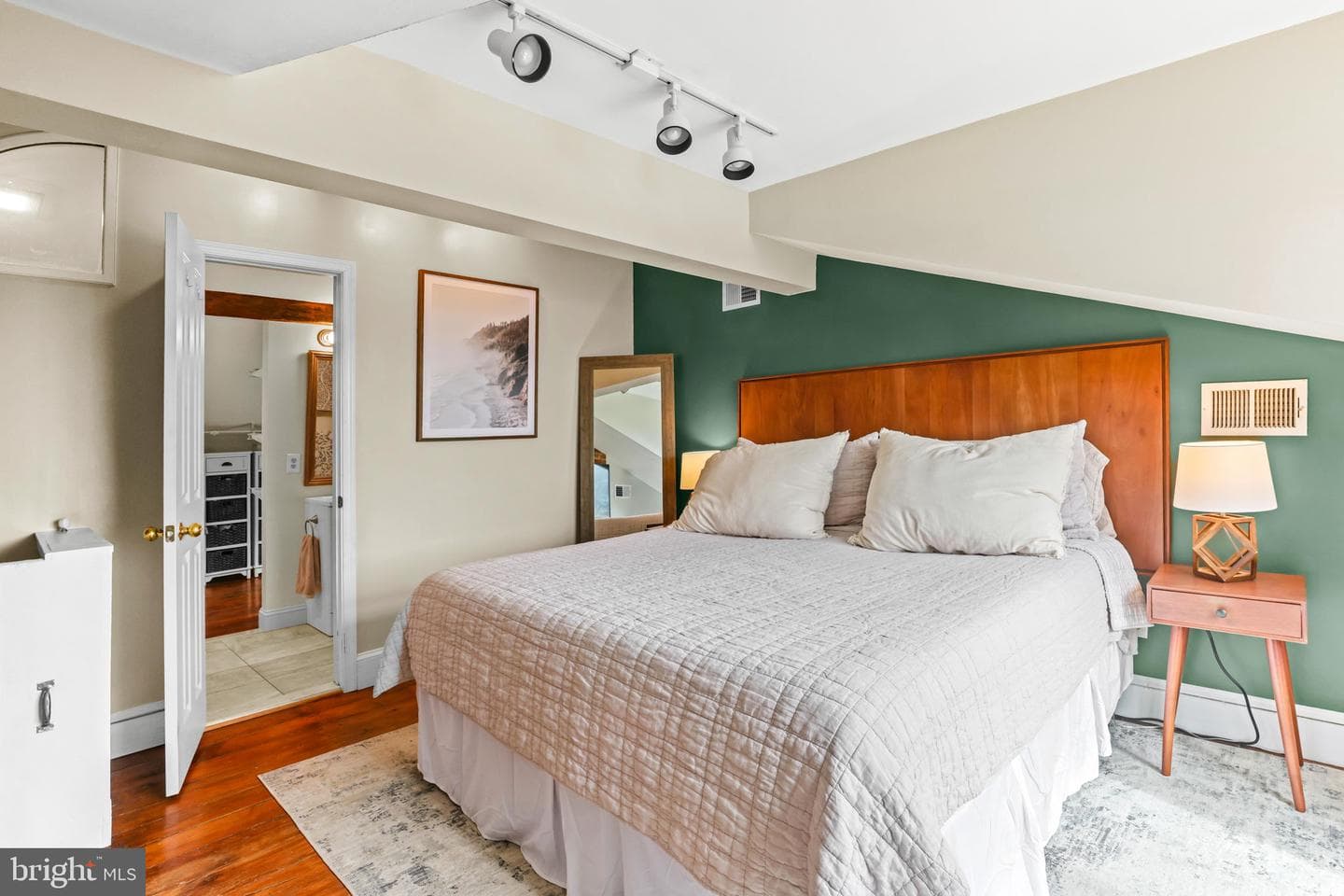 1811 Gough Street photo 20