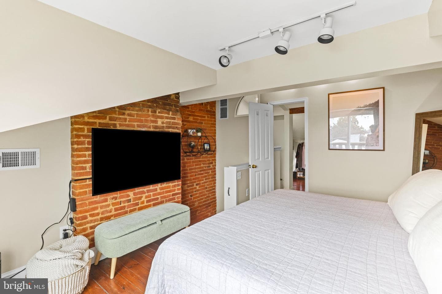 1811 Gough Street photo 21