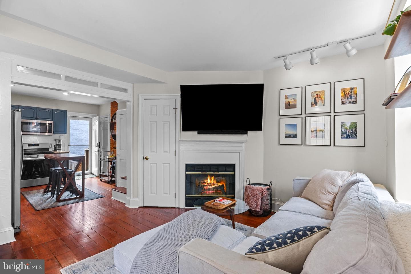 1811 Gough Street photo 4