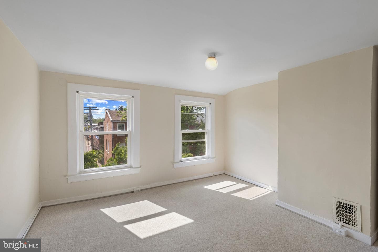 119 Poppleton Street S photo 21