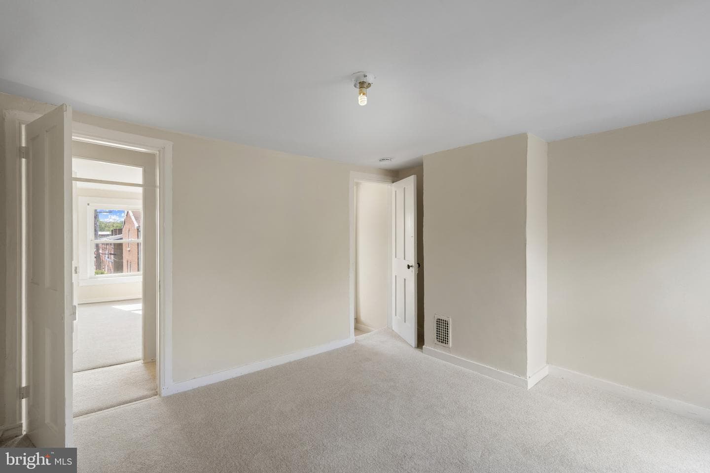 119 Poppleton Street S photo 22