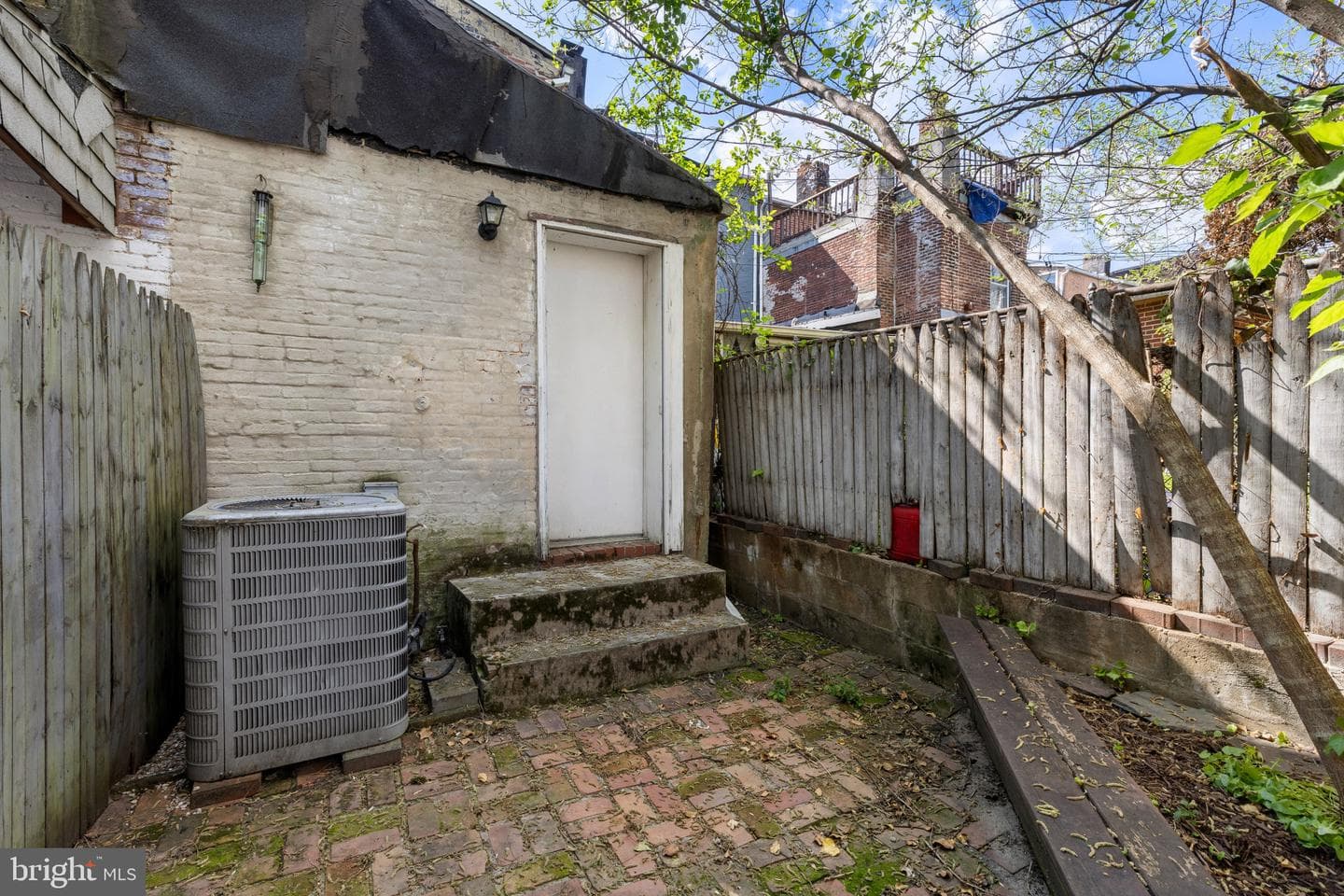 119 Poppleton Street S photo 27
