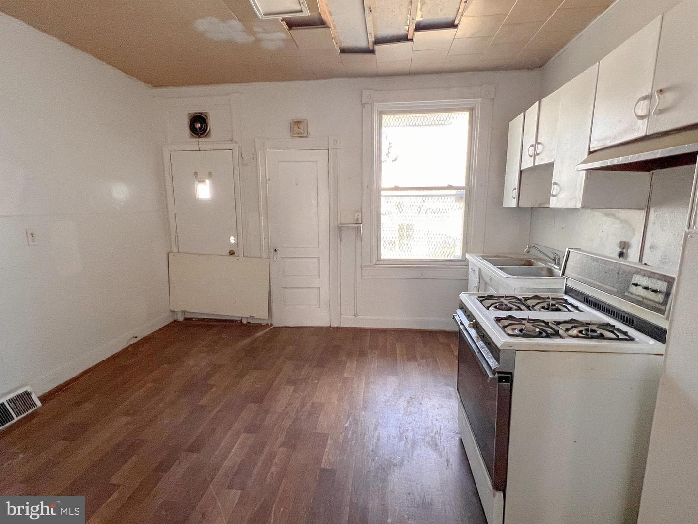 646 E 37th Street photo 4