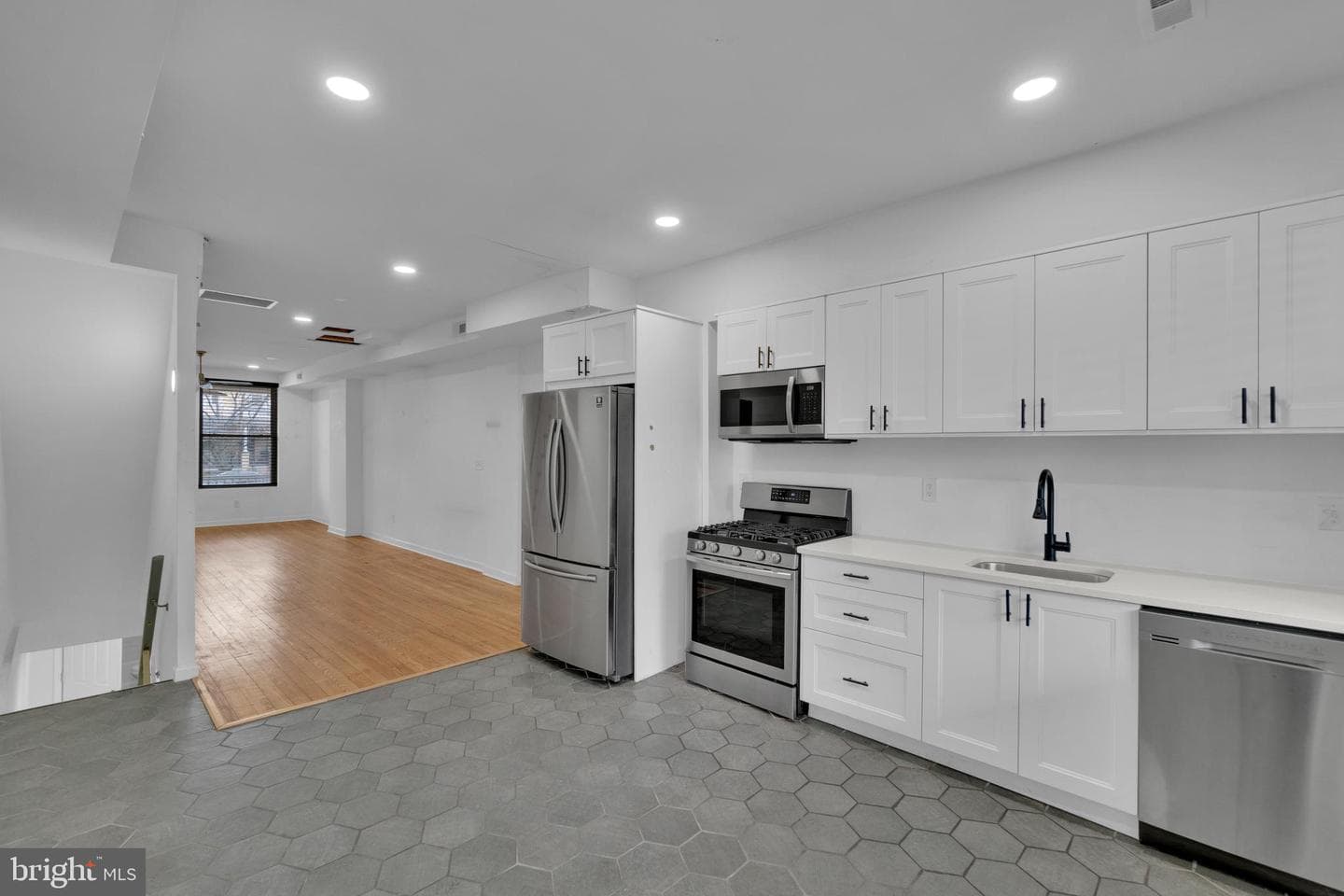 613 W 33rd Street photo 12