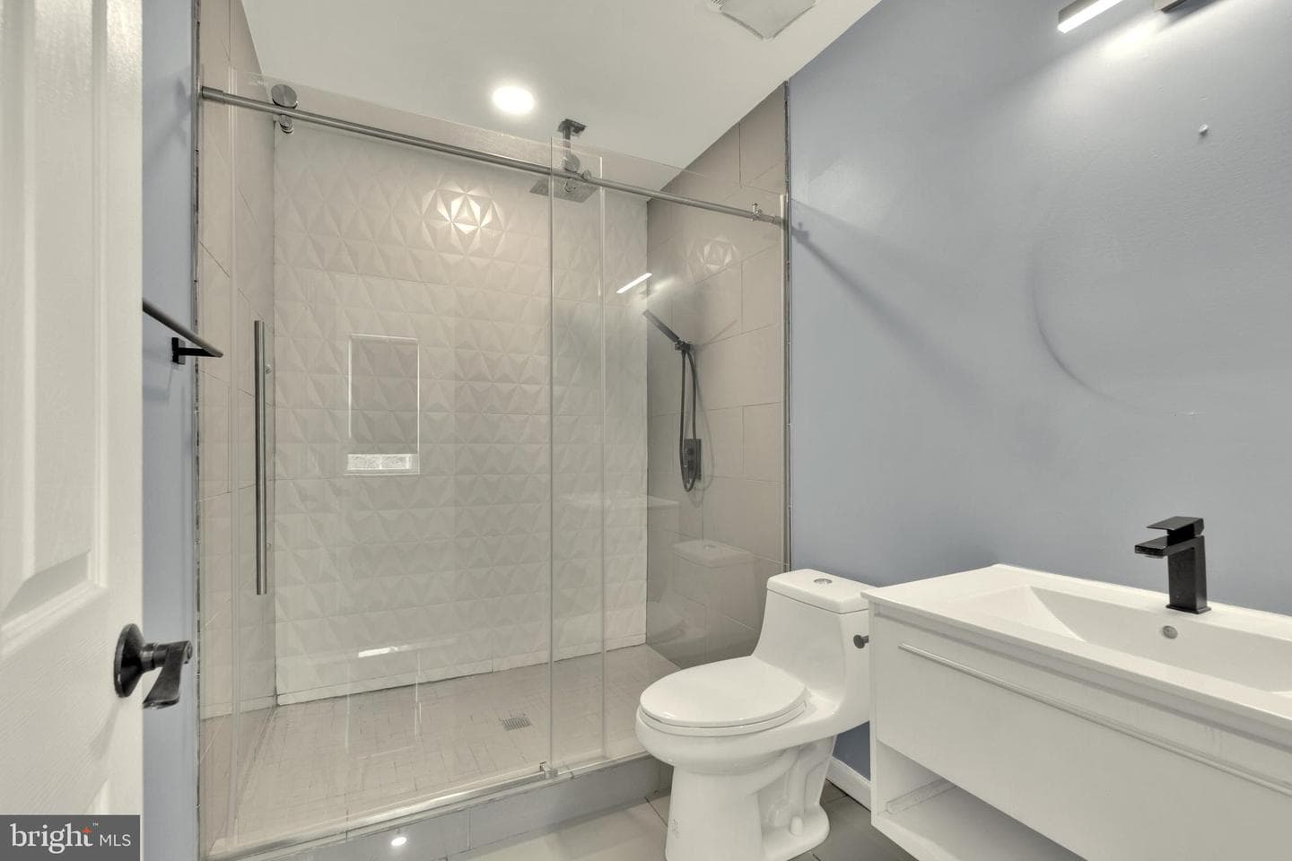 613 W 33rd Street photo 18