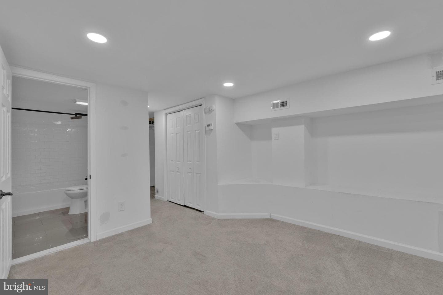 613 W 33rd Street photo 28