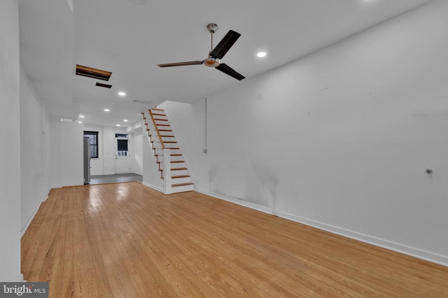 613 W 33rd Street photo 3