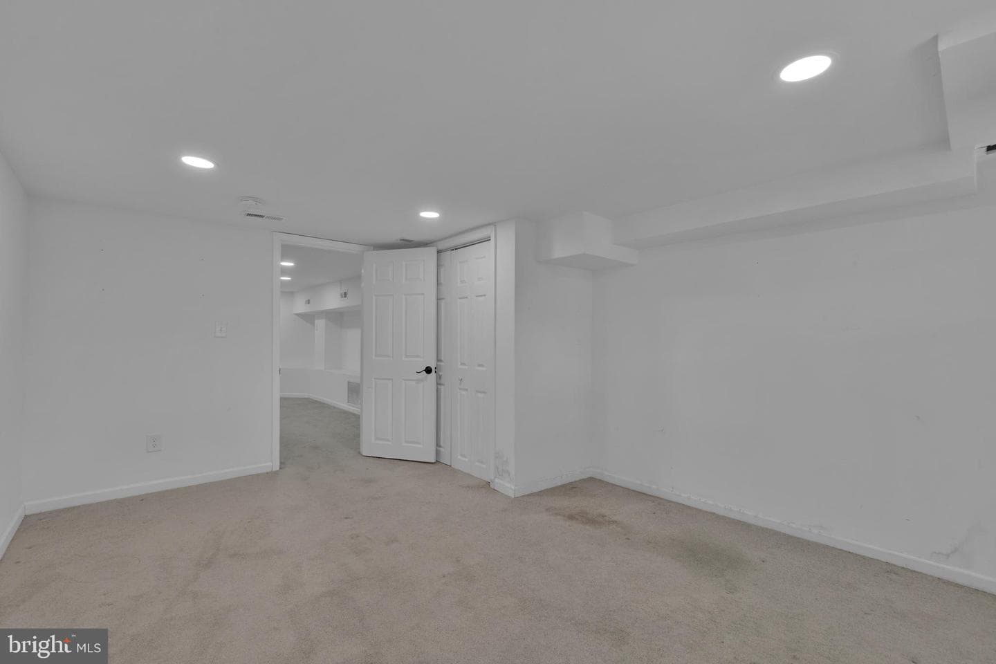 613 W 33rd Street photo 32