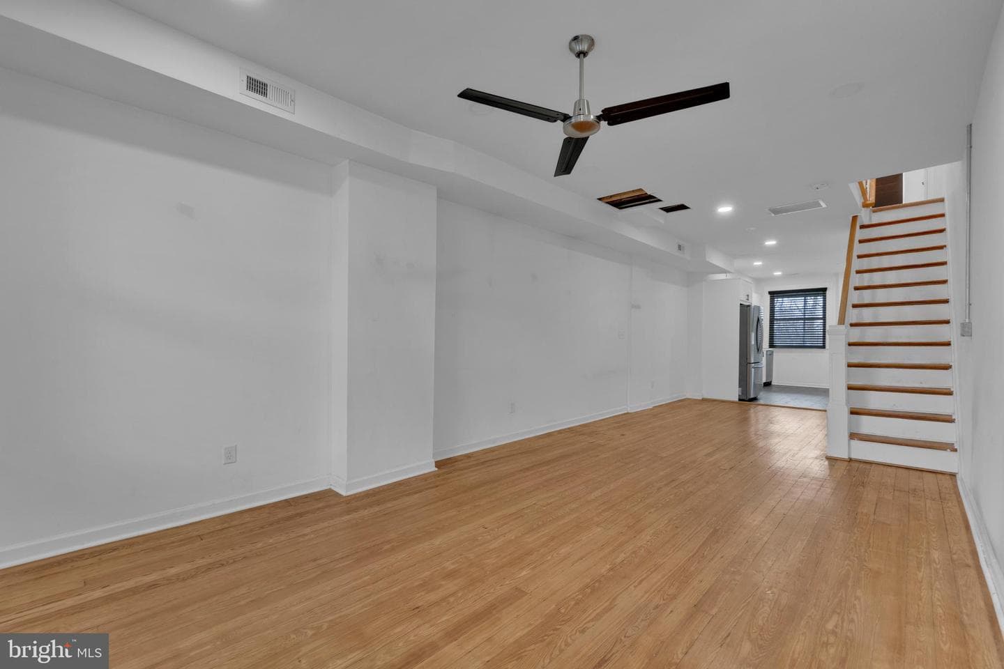 613 W 33rd Street photo 4