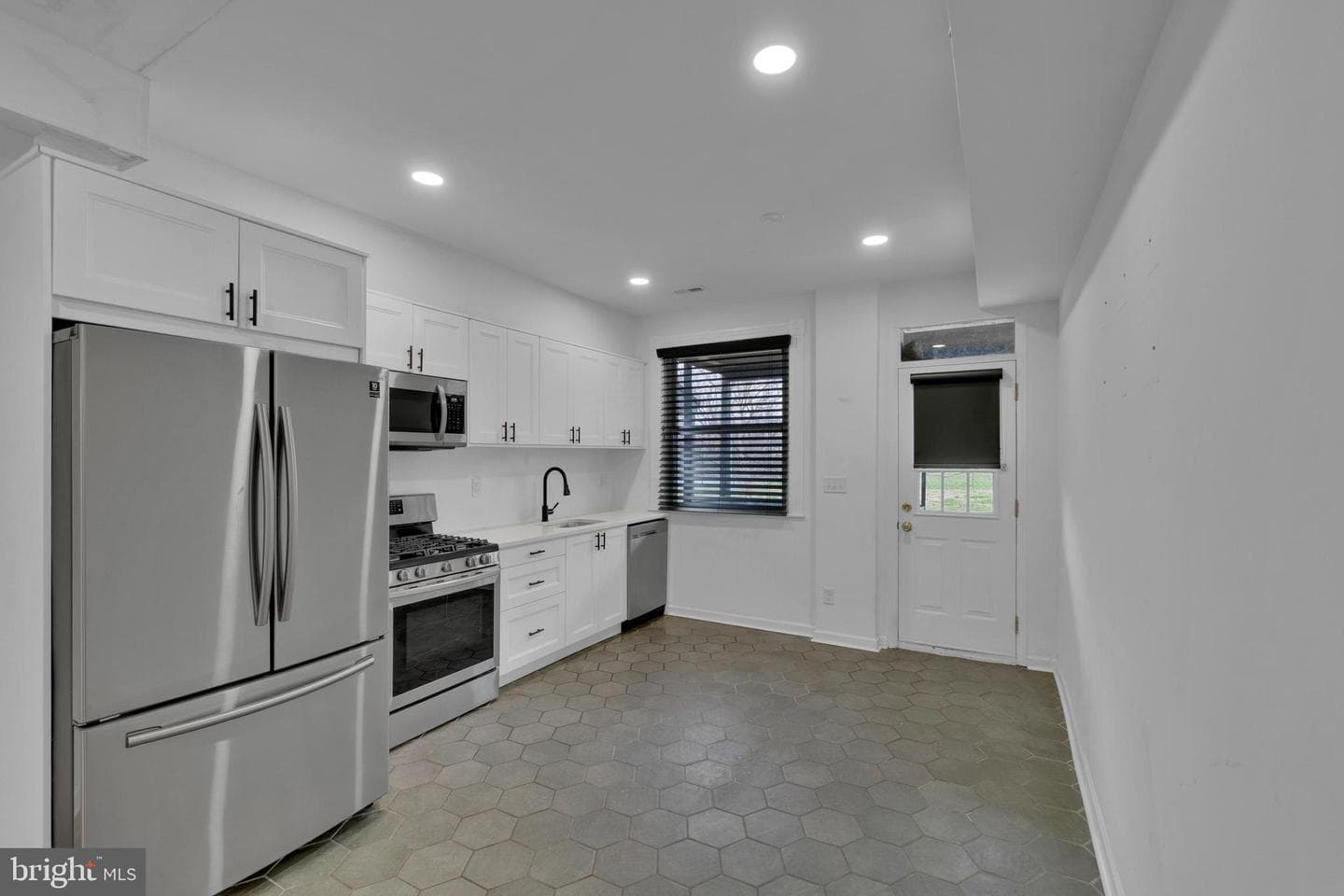 613 W 33rd Street photo 8