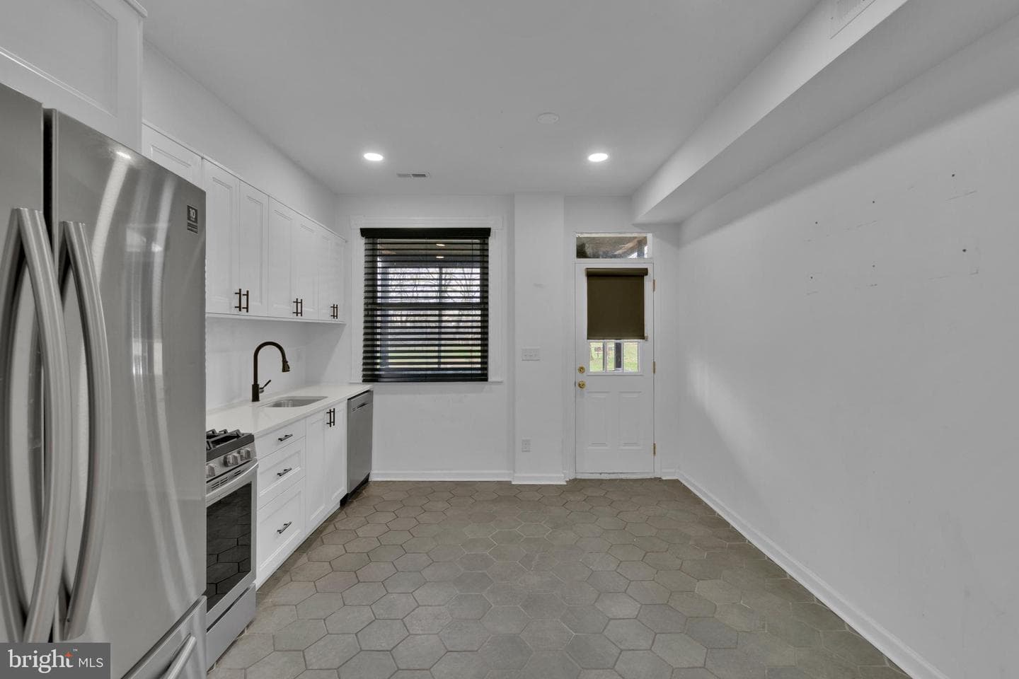 613 W 33rd Street photo 9