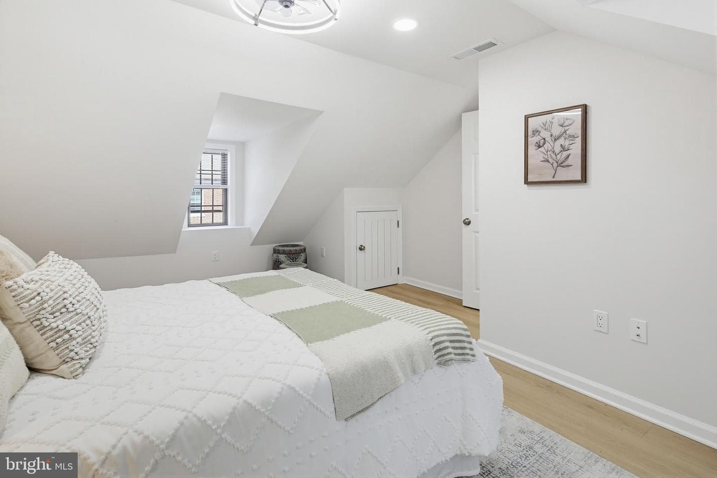 843 E Lombard Street photo 17