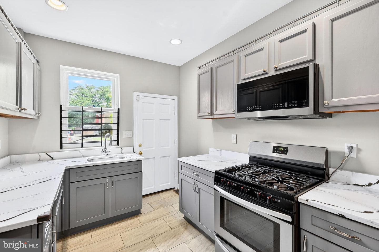 1014 N Broadway photo 12