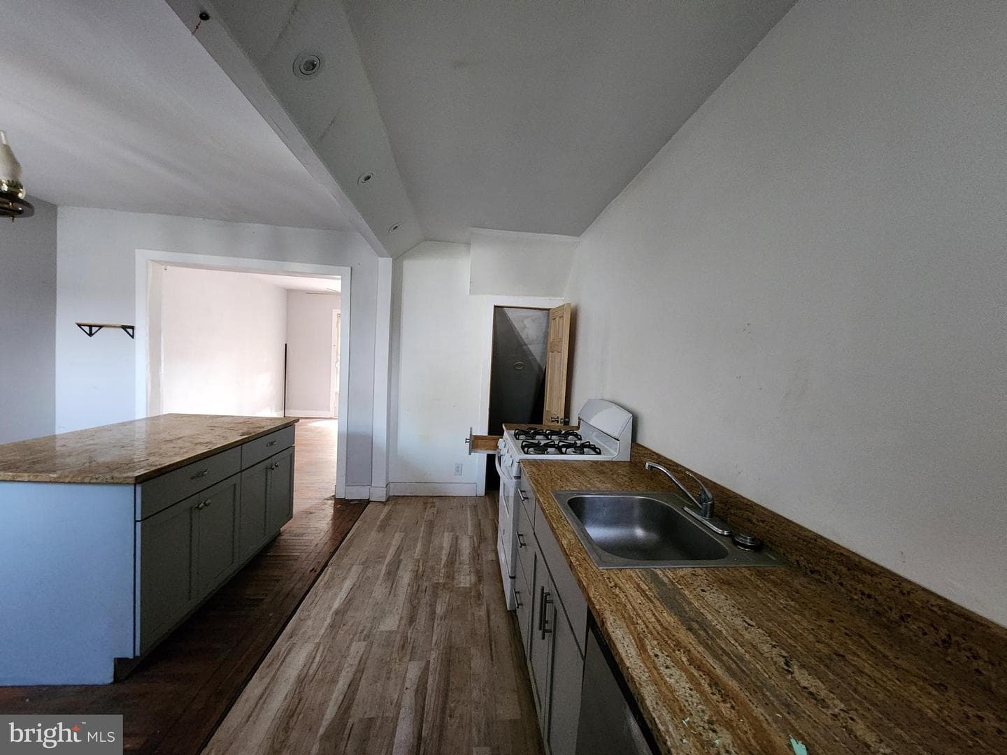 1115 Bonaparte Avenue photo 12