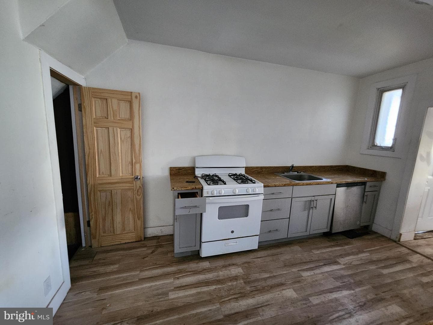 1115 Bonaparte Avenue photo 8