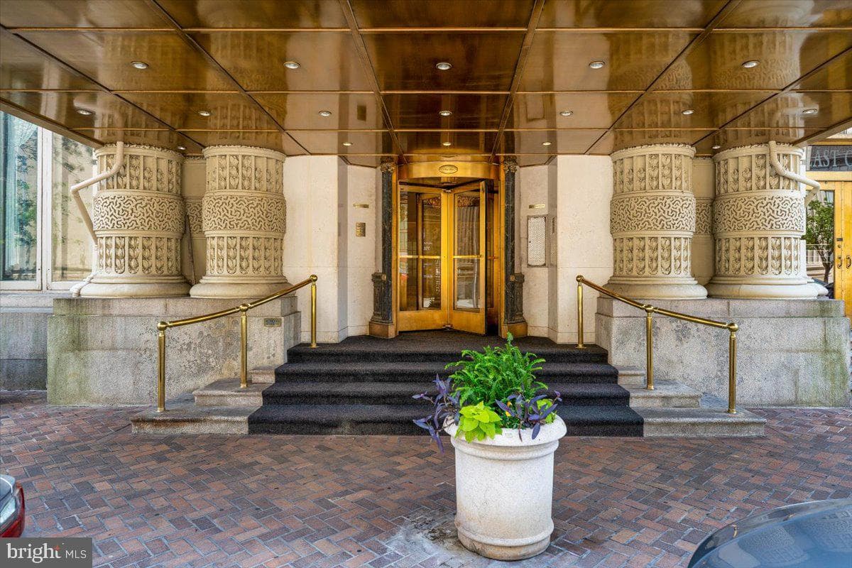 1 E Chase Street #1008 photo 21