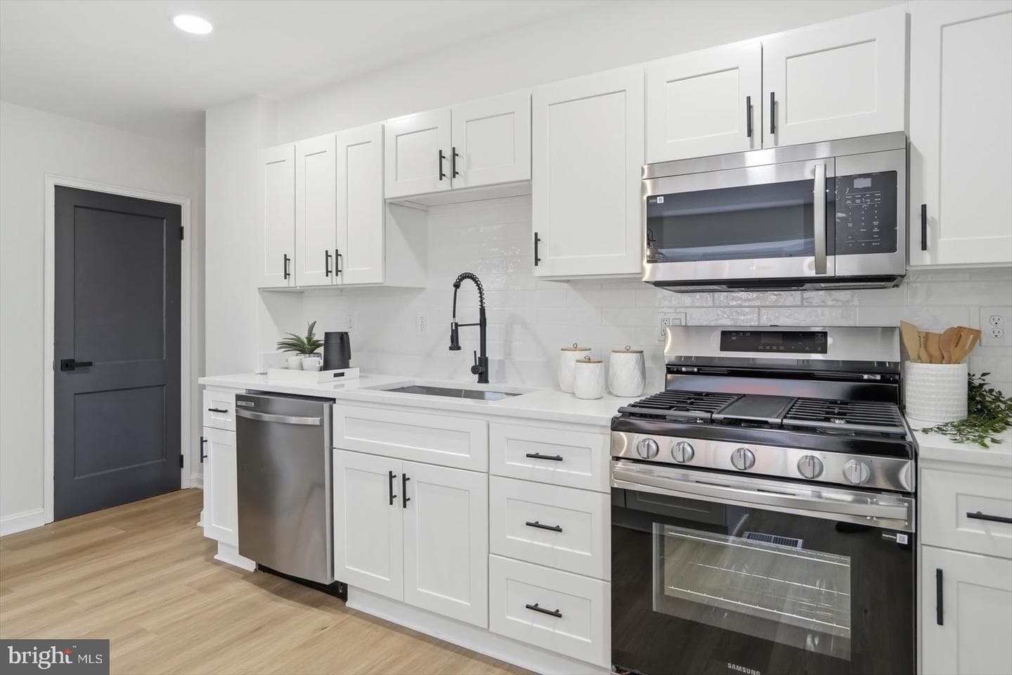 2045 Woodbourne Avenue photo 8