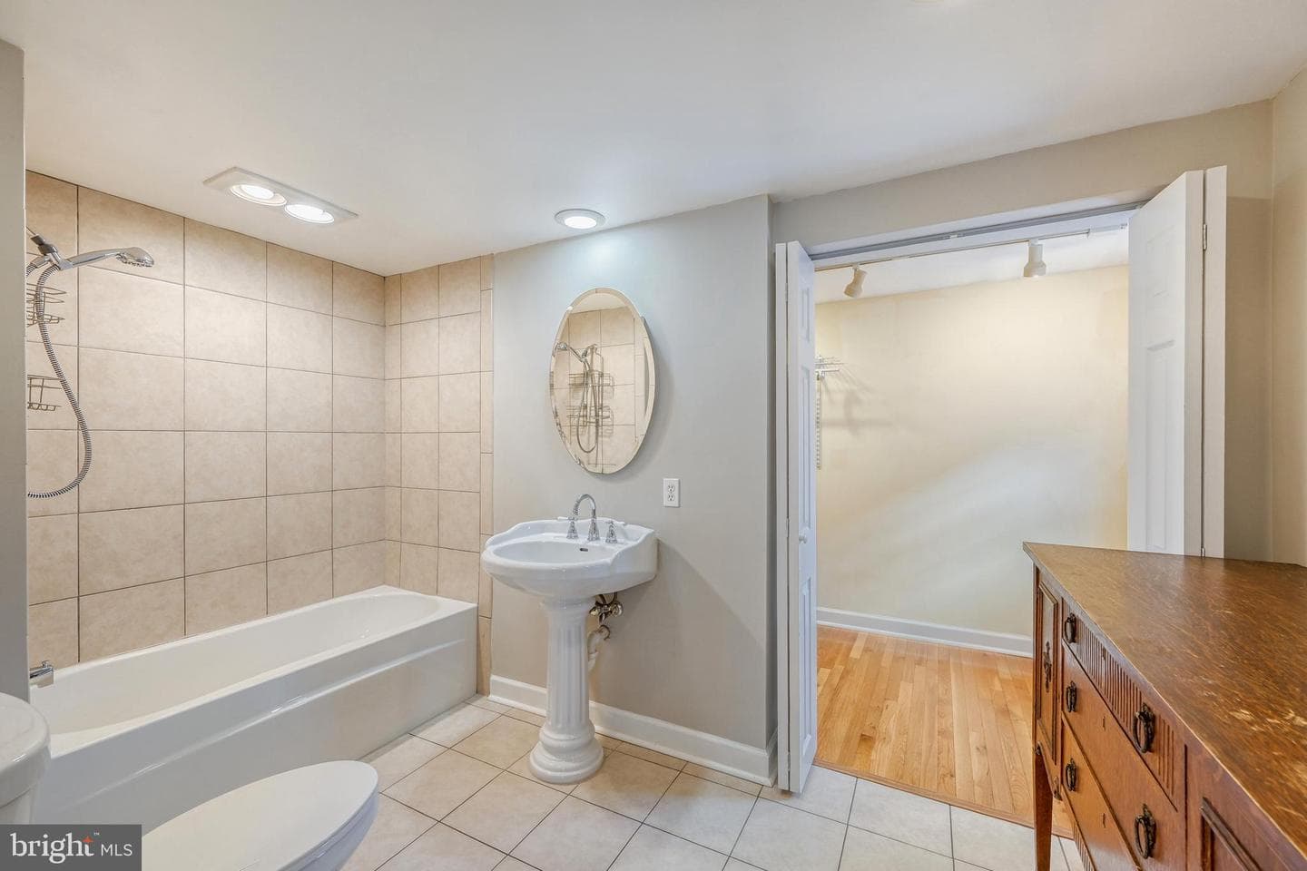 210 E Randall Street photo 23