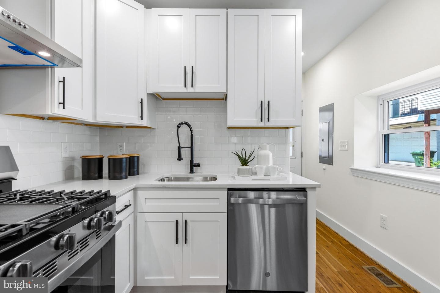 1500 Boyle Street photo 14