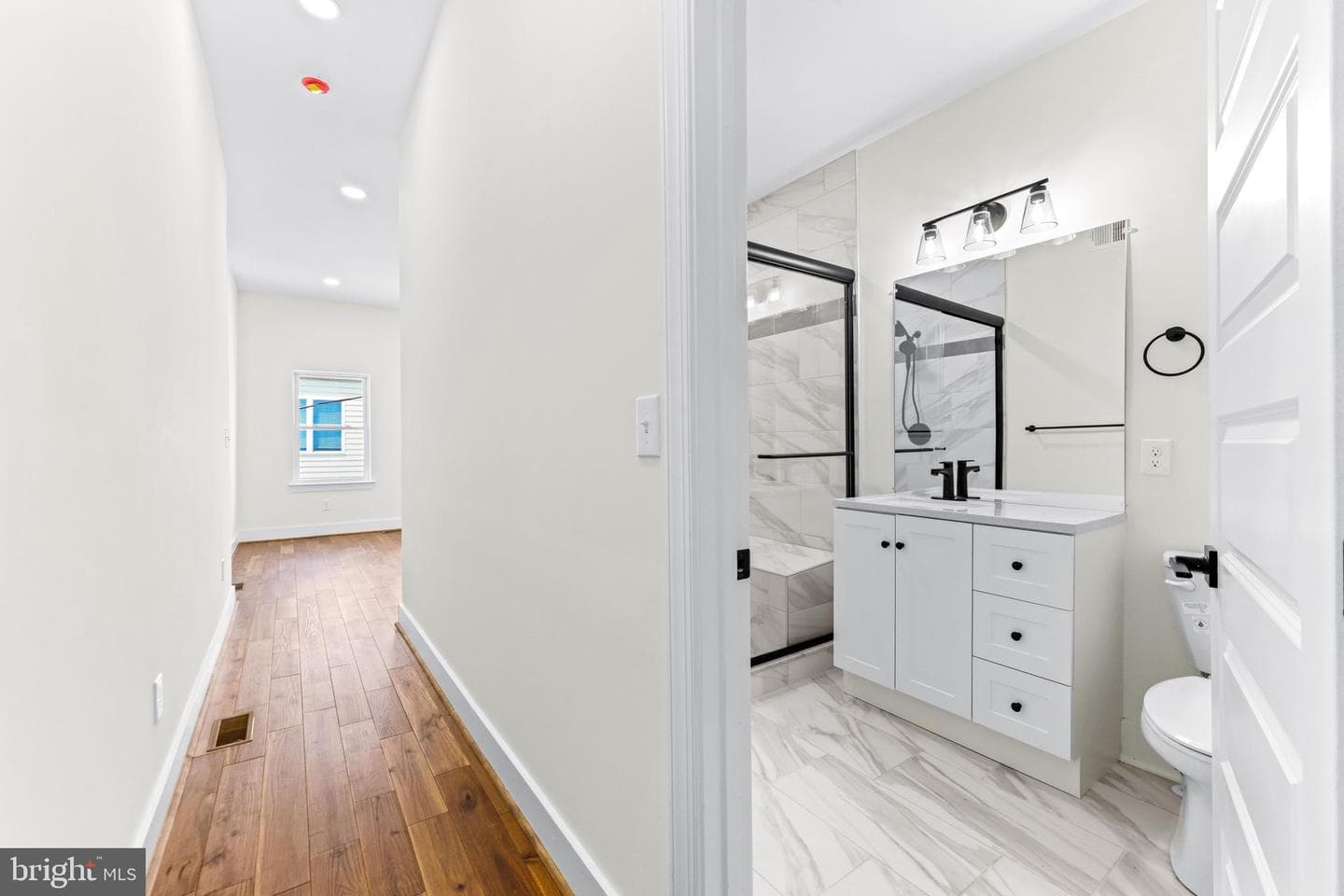 1500 Boyle Street photo 31