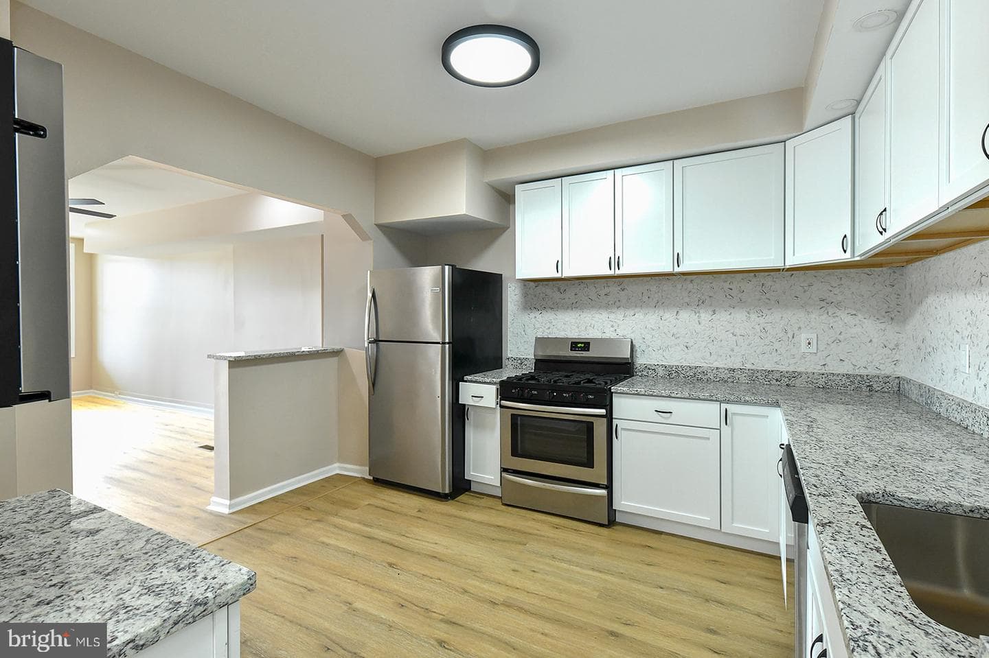 1001 Iris Avenue N photo 6
