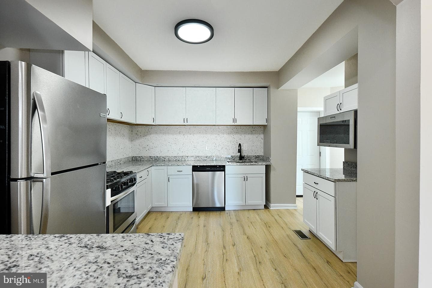1001 Iris Avenue N photo 7