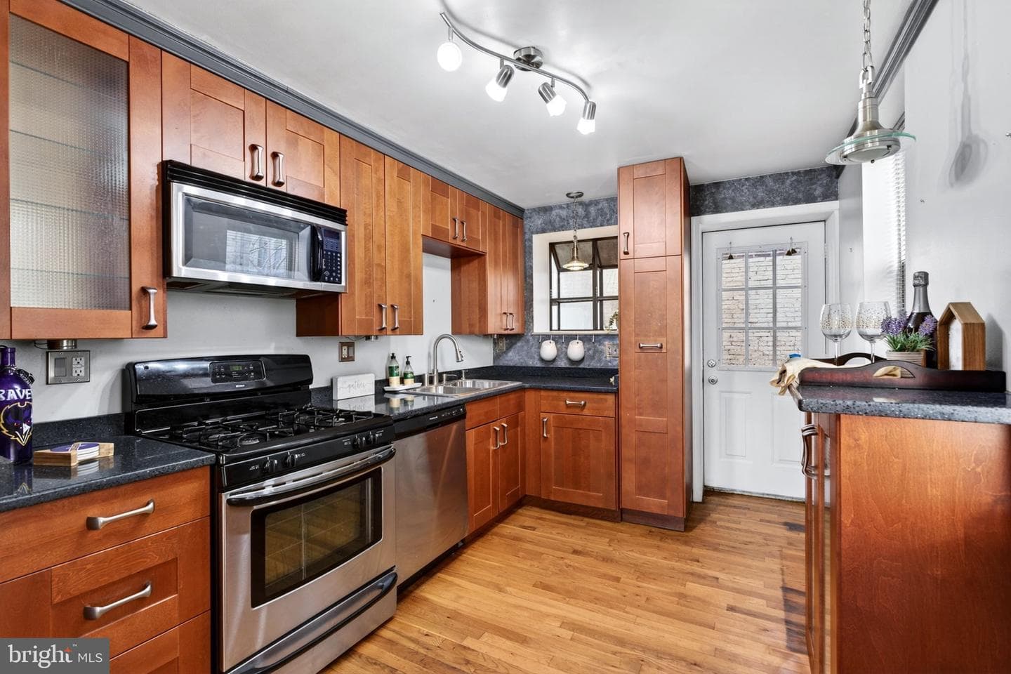 25 West Street W photo 12