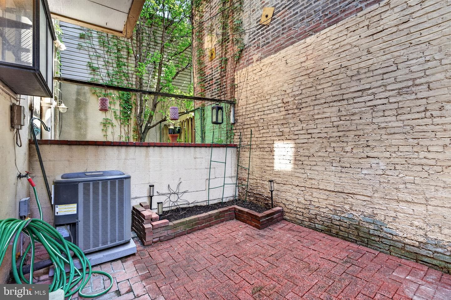 25 West Street W photo 16