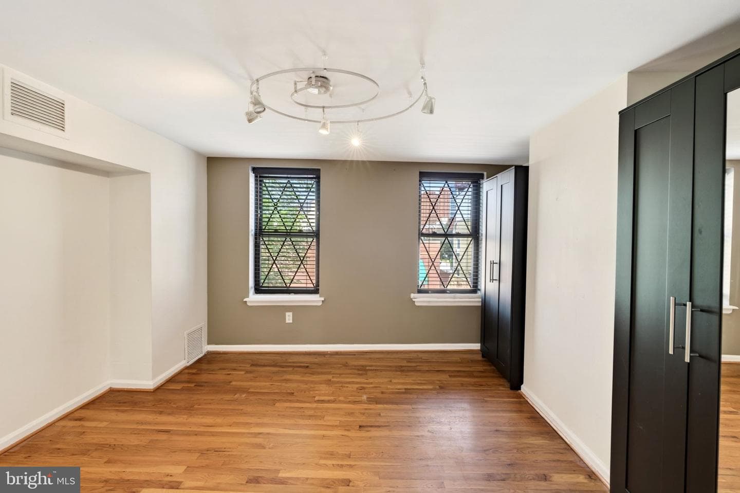 25 West Street W photo 18