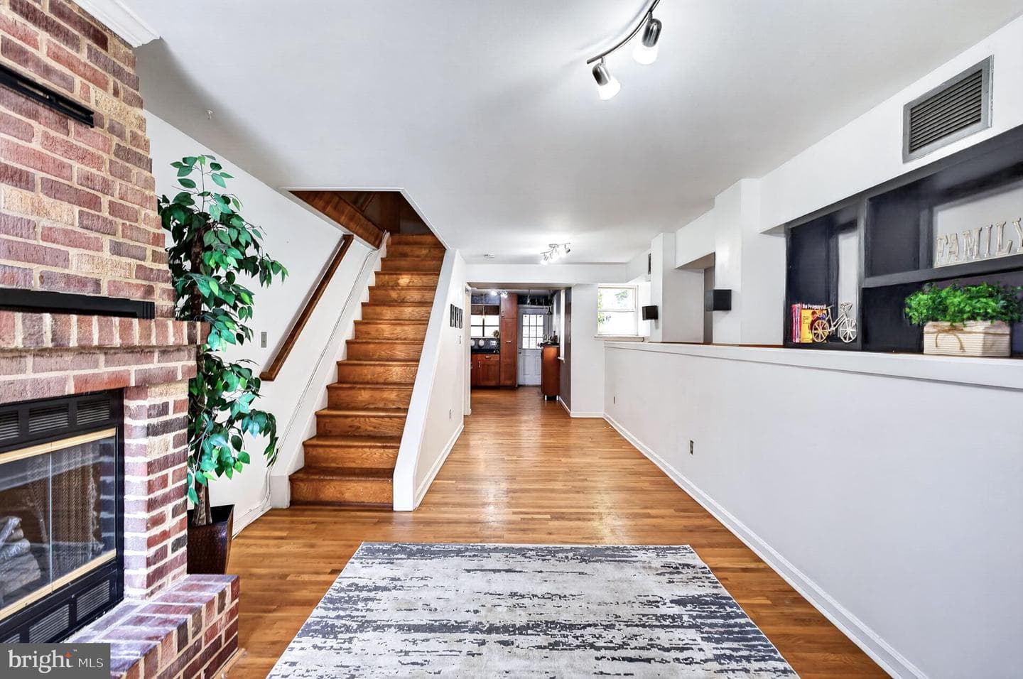 25 West Street W photo 6