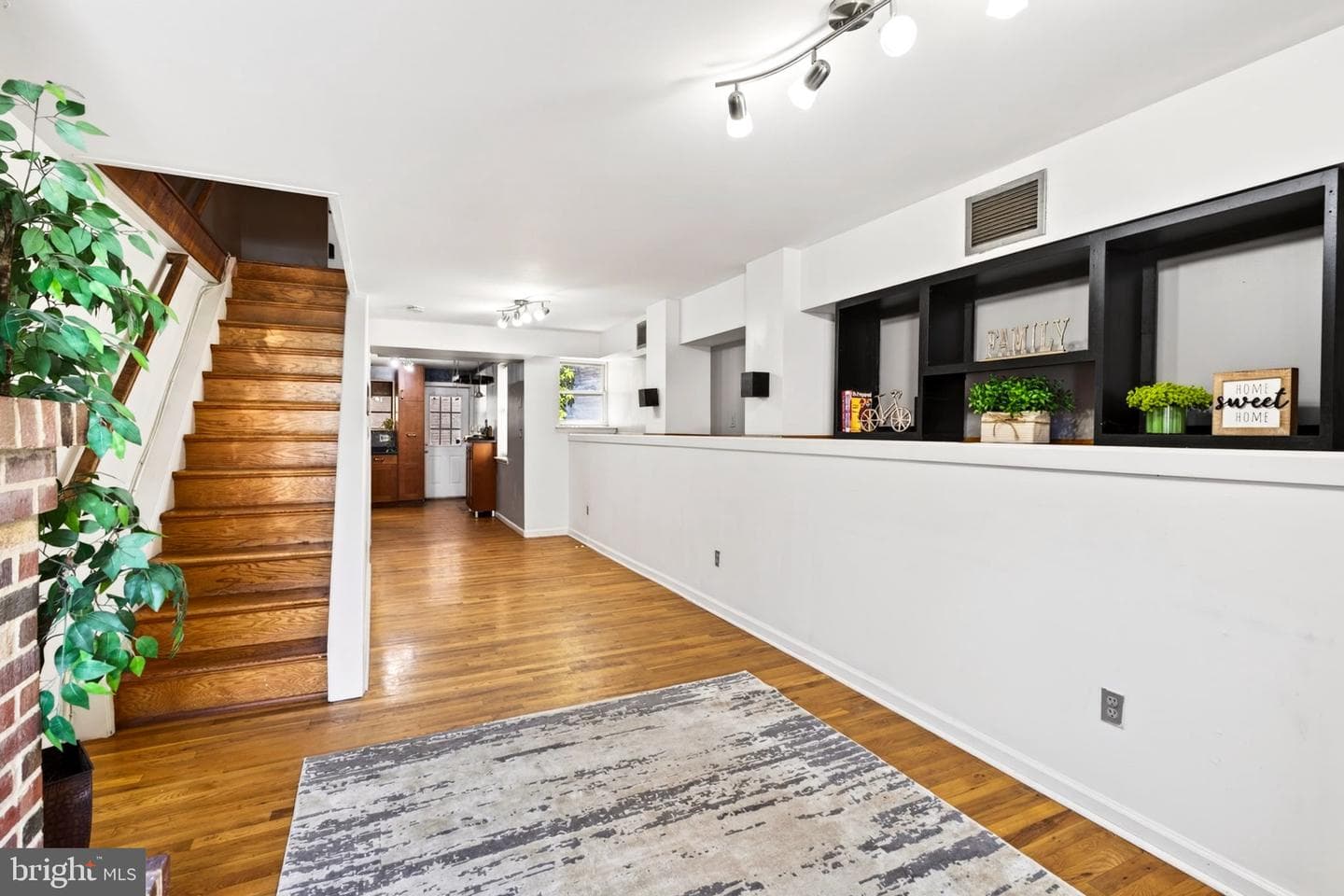 25 West Street W photo 8