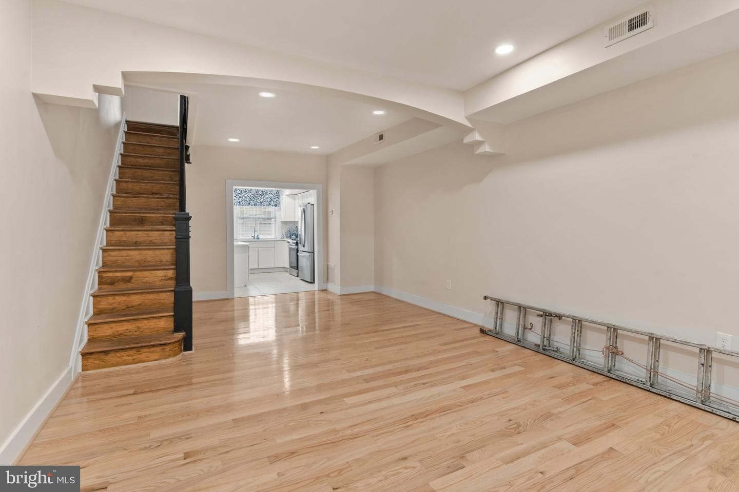 2609 E Hoffman Street photo 4