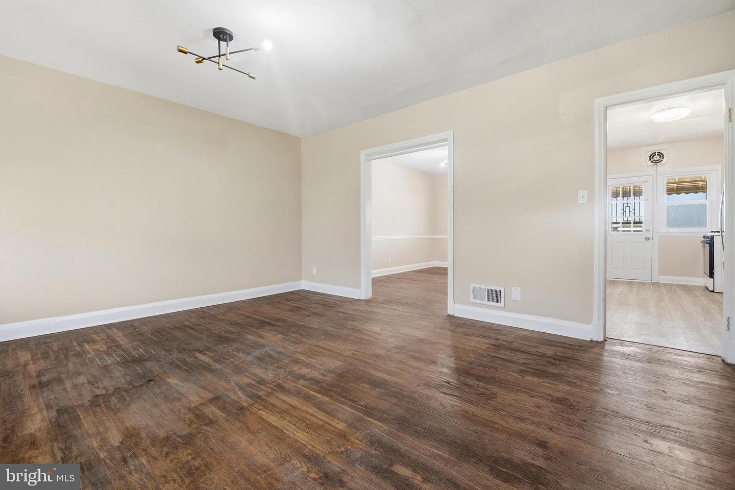 1543 Sheffield Road photo 4