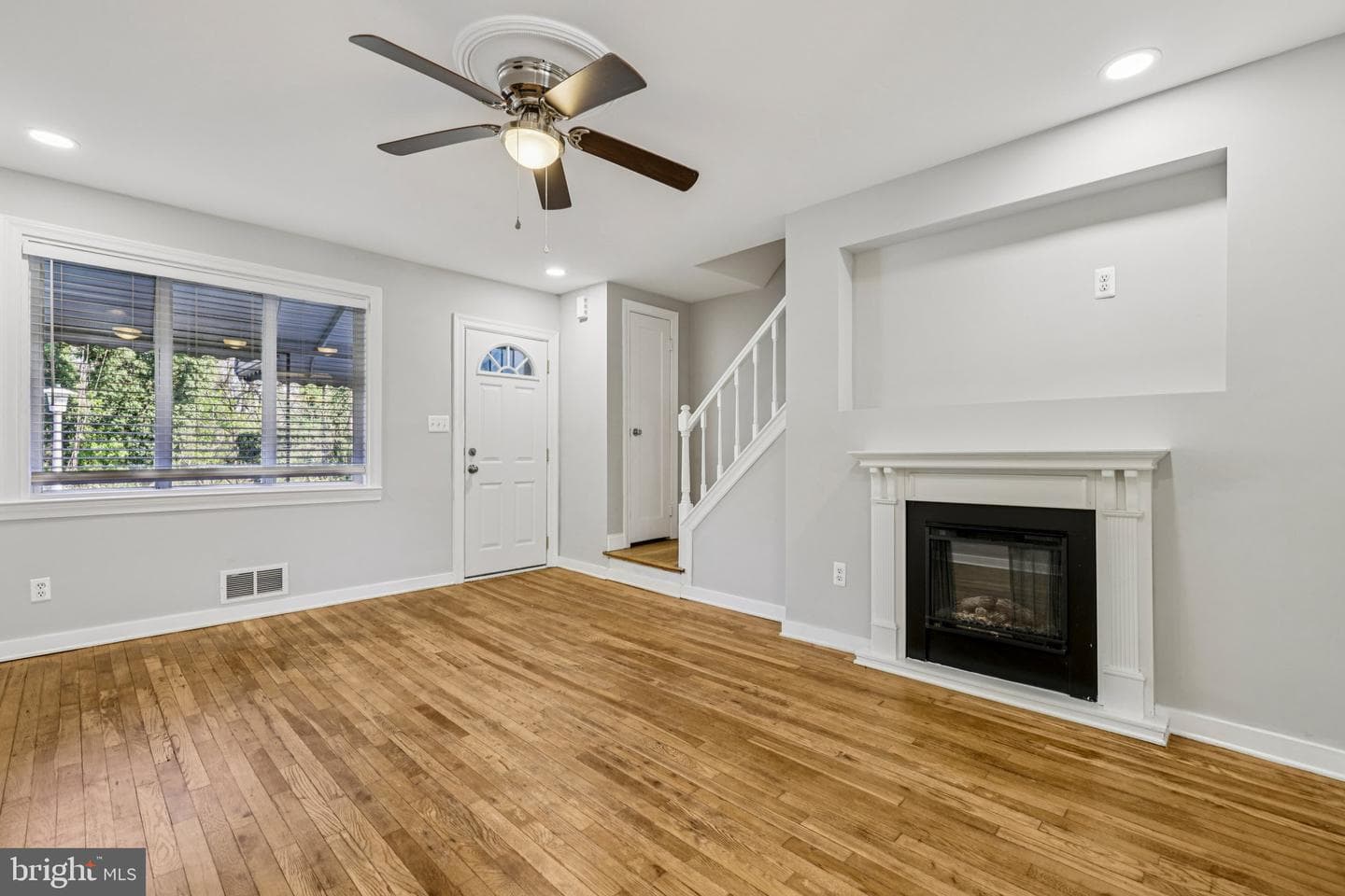 4546 Mountview Road photo 3