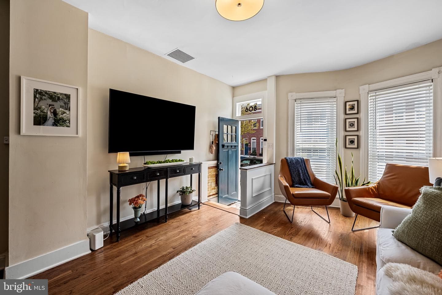806 Wellington Street photo 4