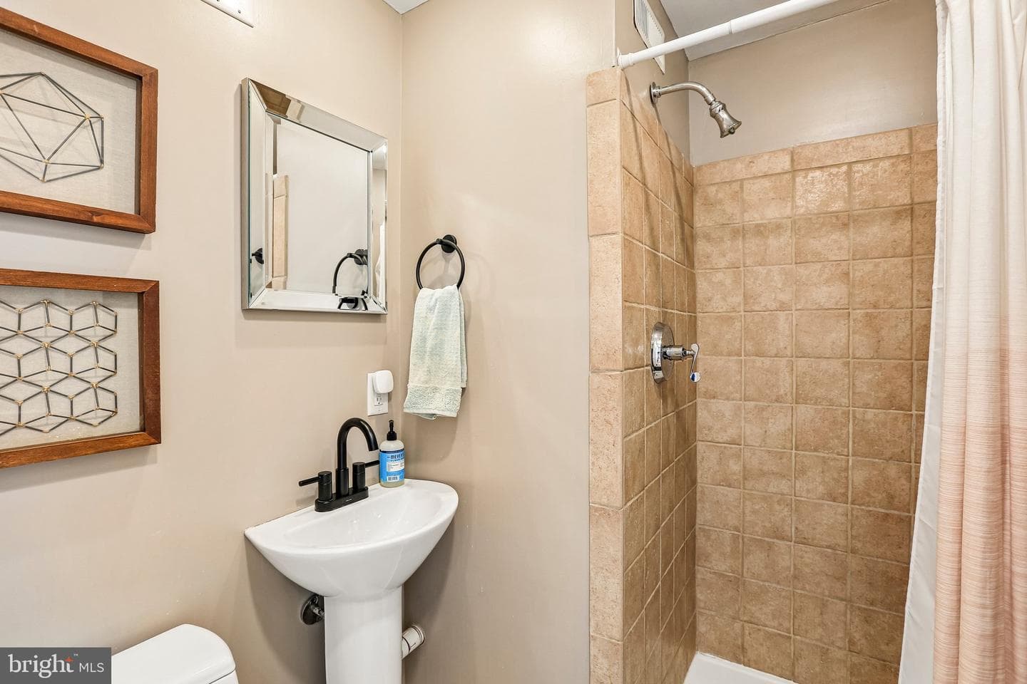 1279 William Street photo 29