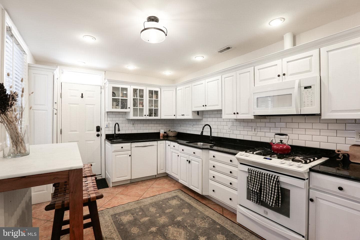 1279 William Street photo 9