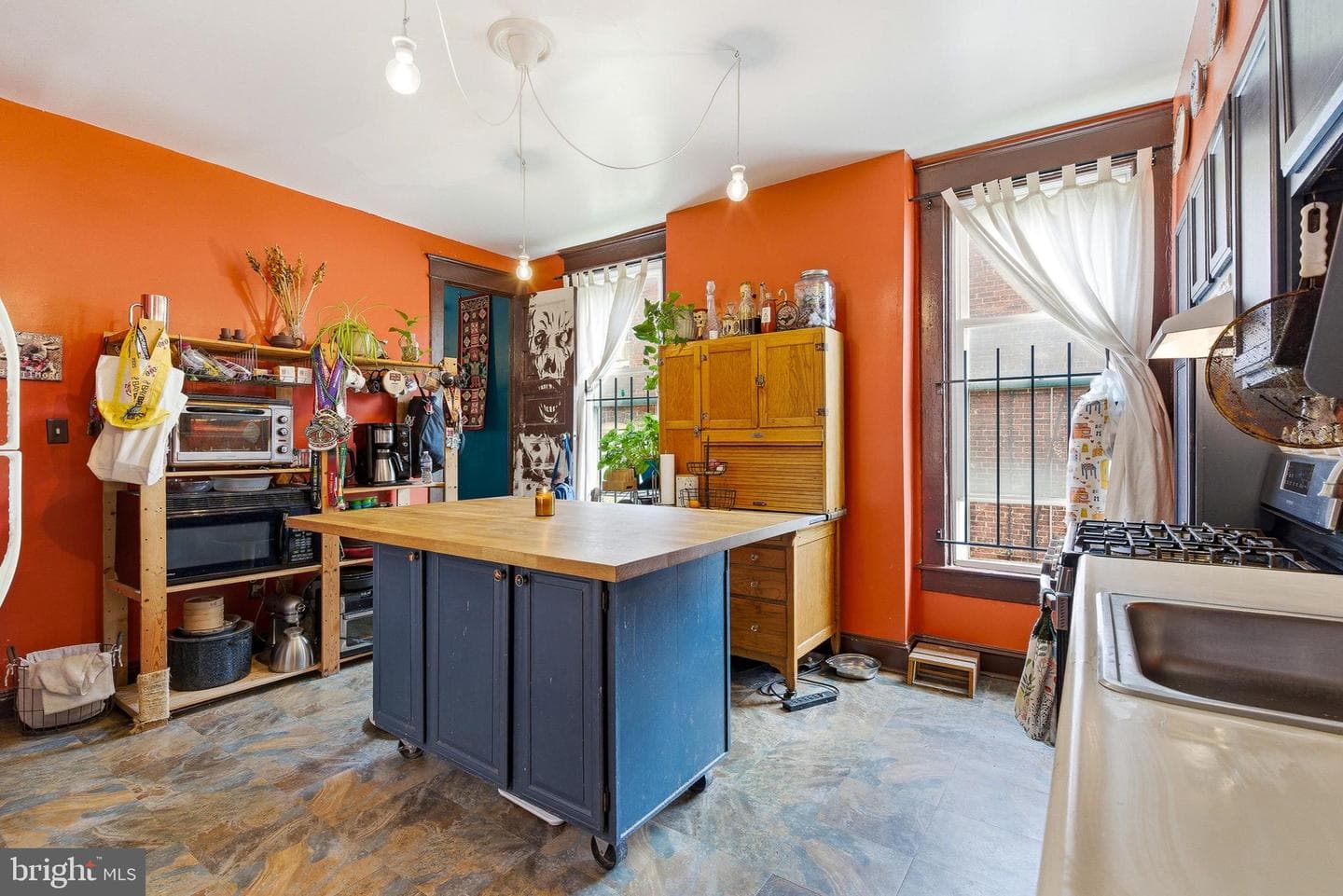 1525 Carswell Street photo 6