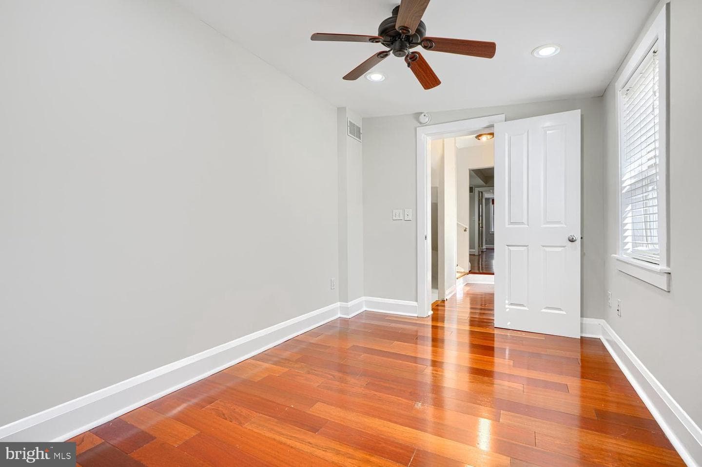 109 E West Street photo 18