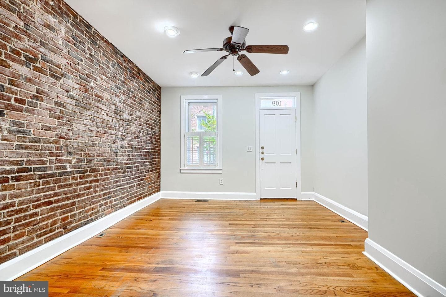 109 E West Street photo 5