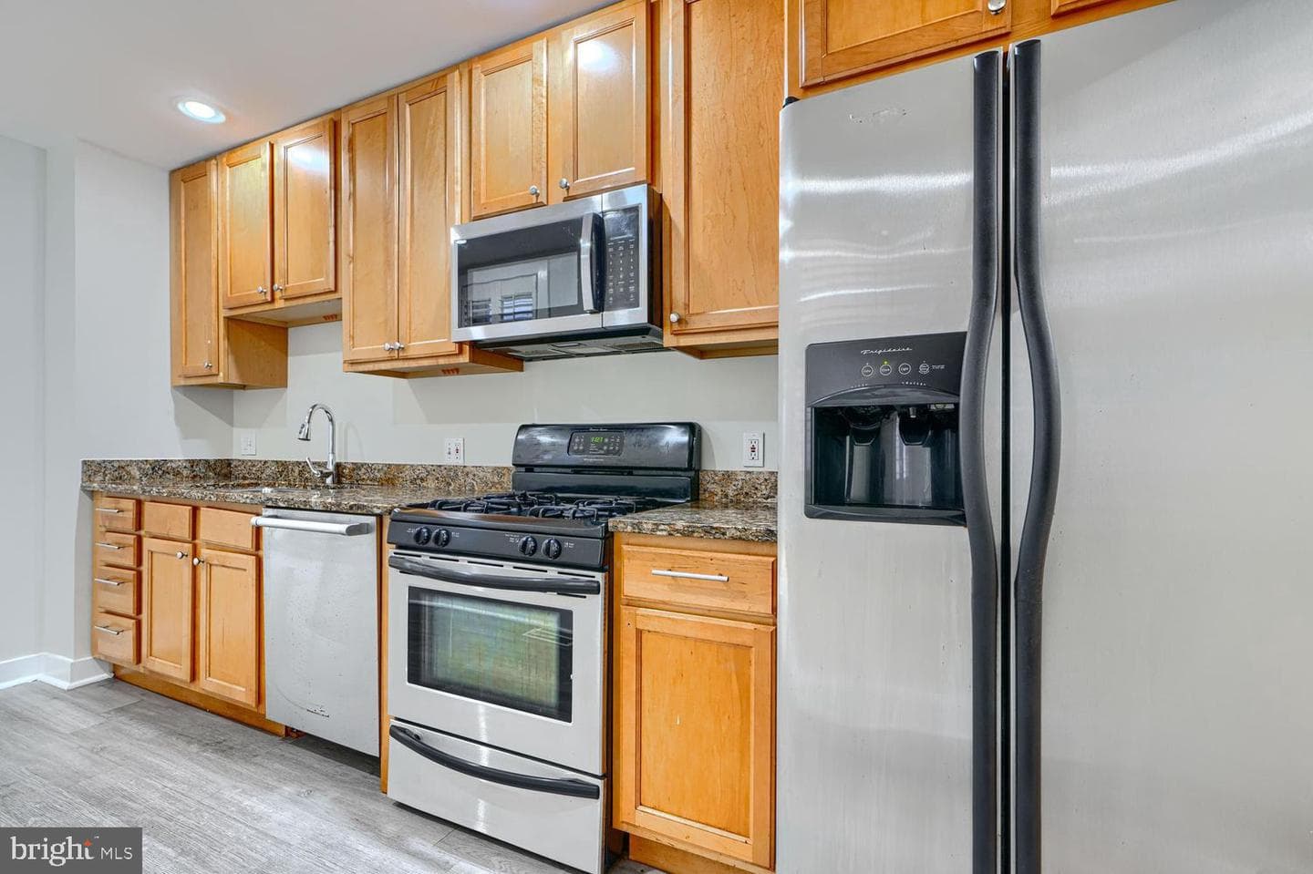 109 E West Street photo 7