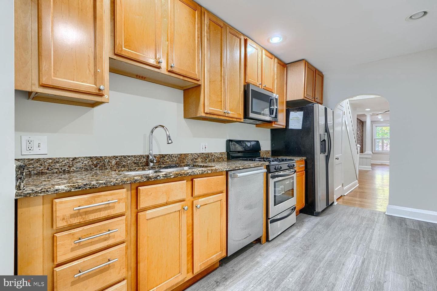 109 E West Street photo 8