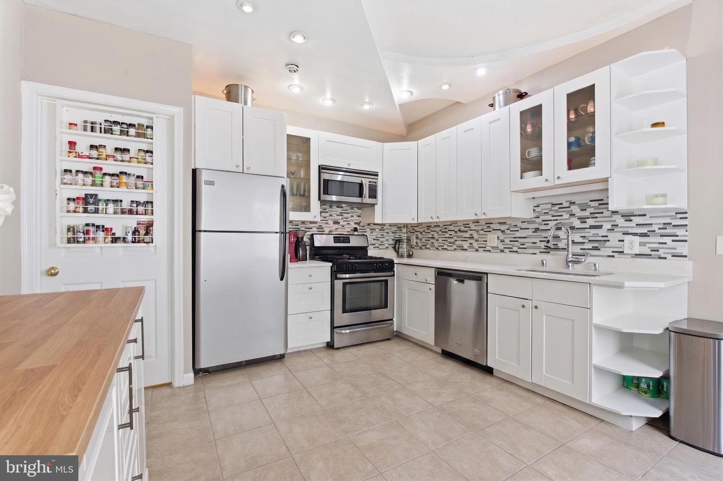 116 W Clement Street photo 11
