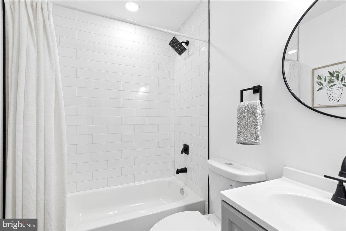 822 E North Avenue photo 24