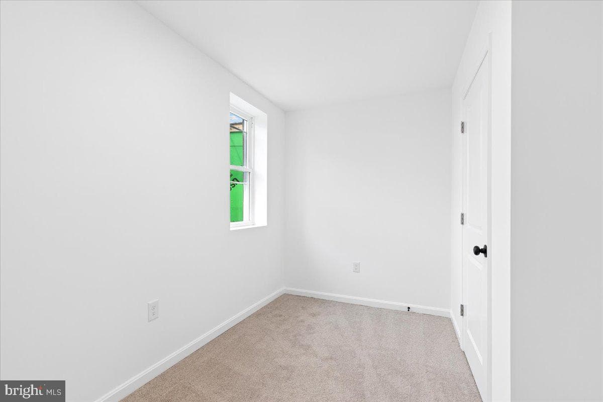 822 E North Avenue photo 32