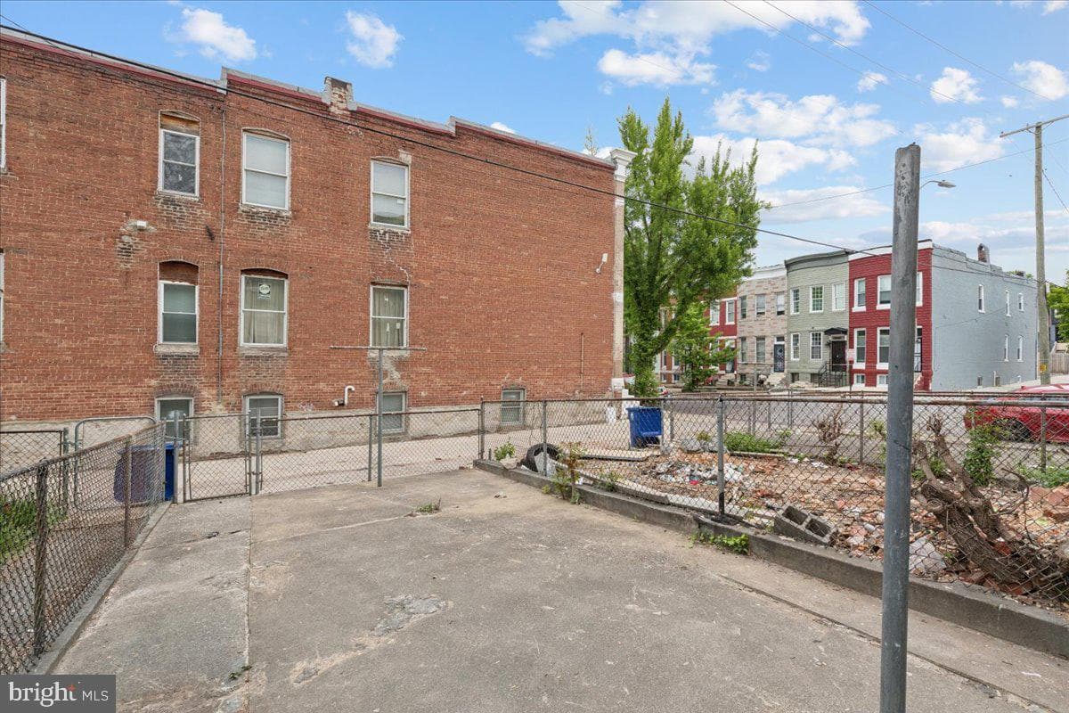 822 E North Avenue photo 49