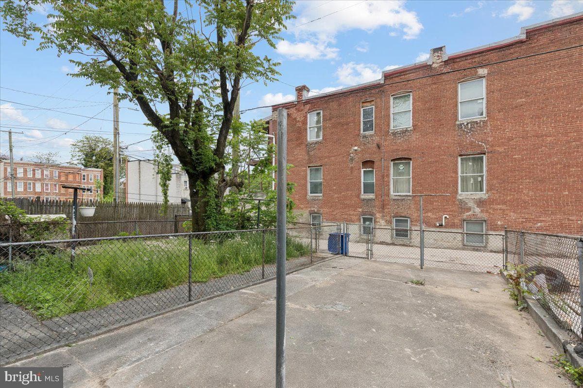 822 E North Avenue photo 50