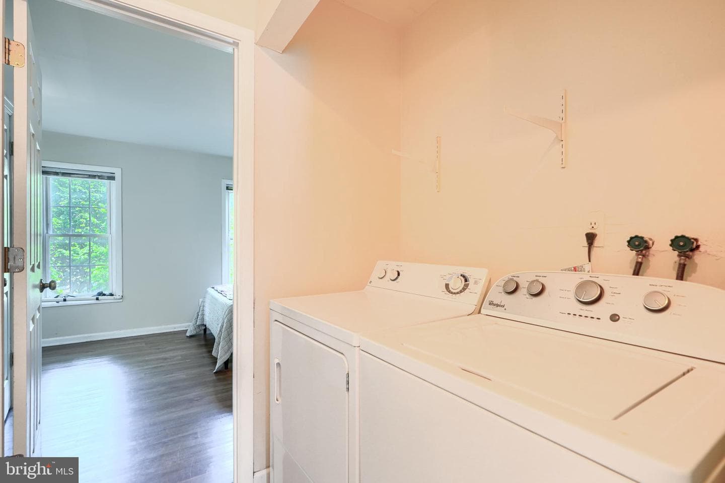 1057 W Barre Street photo 20