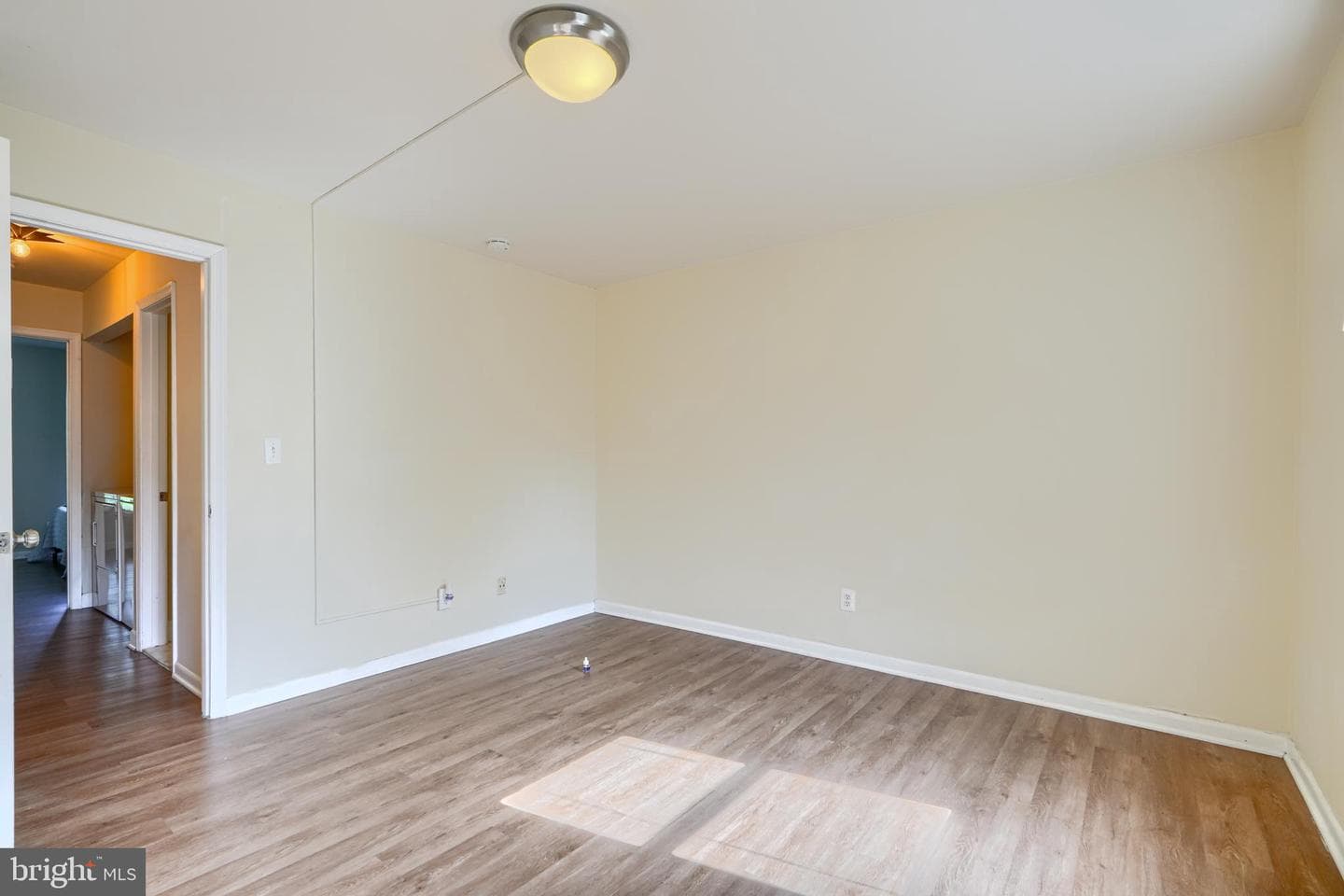 1057 W Barre Street photo 23